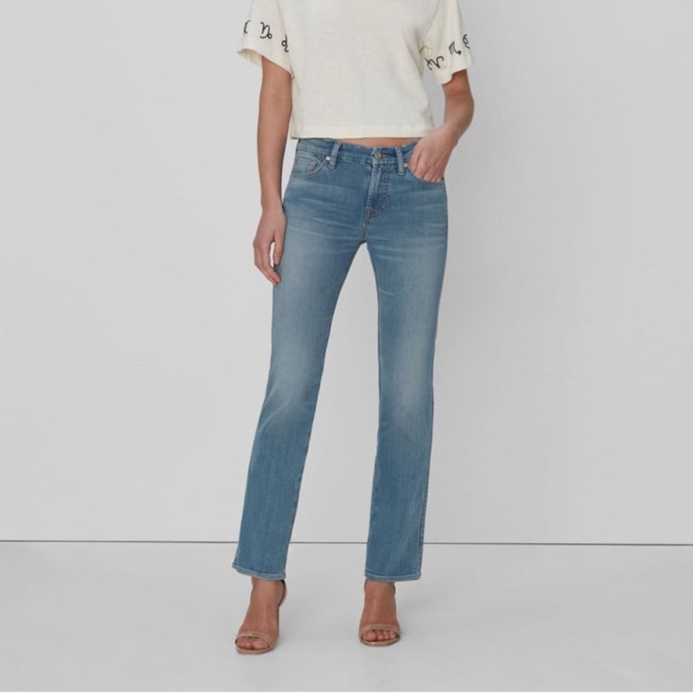 NWT 7 For All Mankind Slim Illusion Kimmie Straight Jeans in a Light Wash